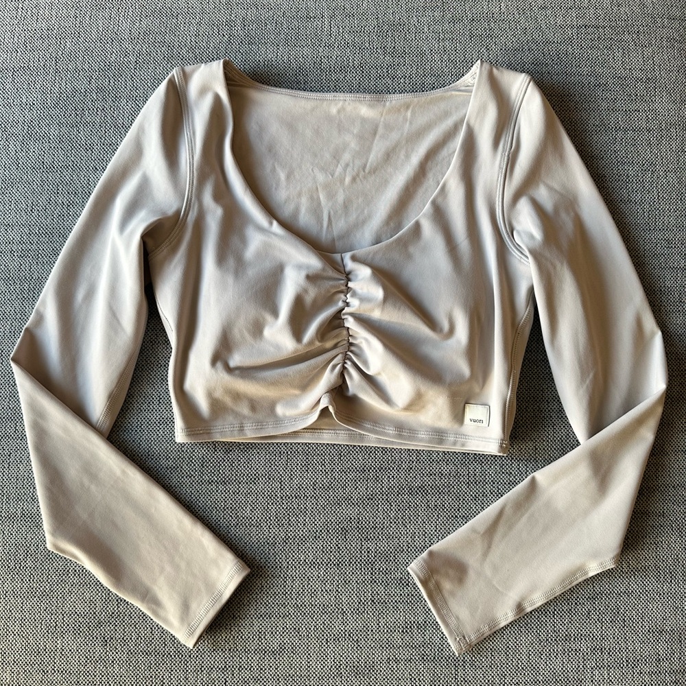 NWOT Vuori long sleeve ruched top in suede
